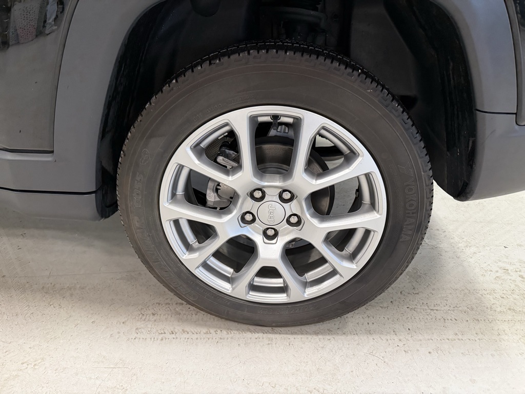 2023 Jeep Compass Latitude Lux photo 4