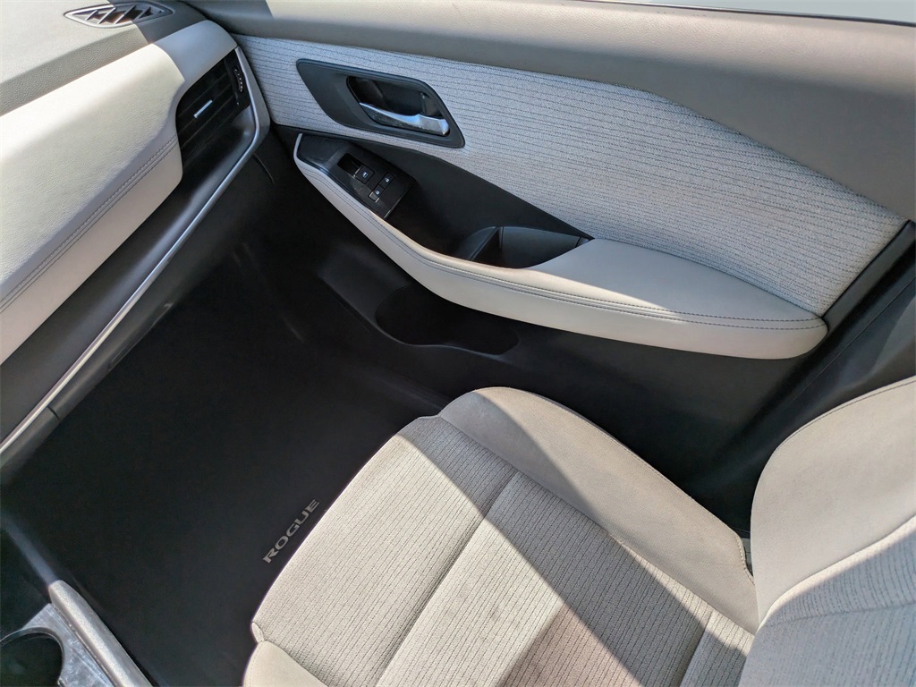 2023 Nissan Rogue SV photo 16