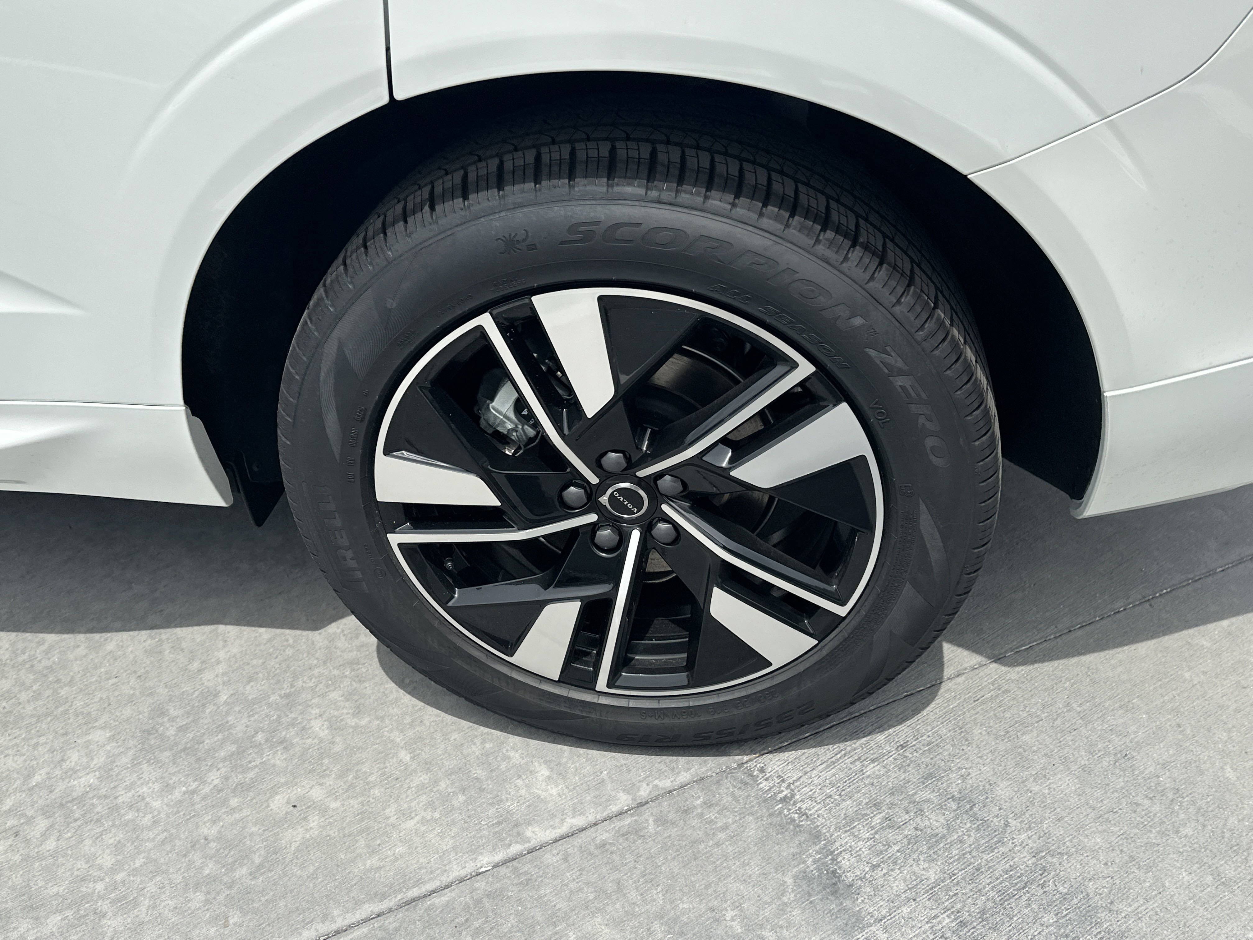 2026 Volvo XC60 B5 Core photo 8
