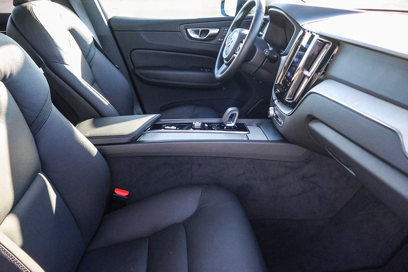 2025 Volvo XC60 B5 Plus photo 10