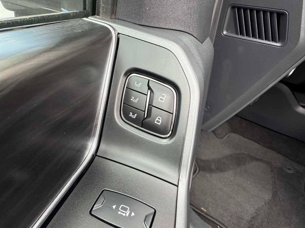 2025 Ford F-150 Lariat photo 12