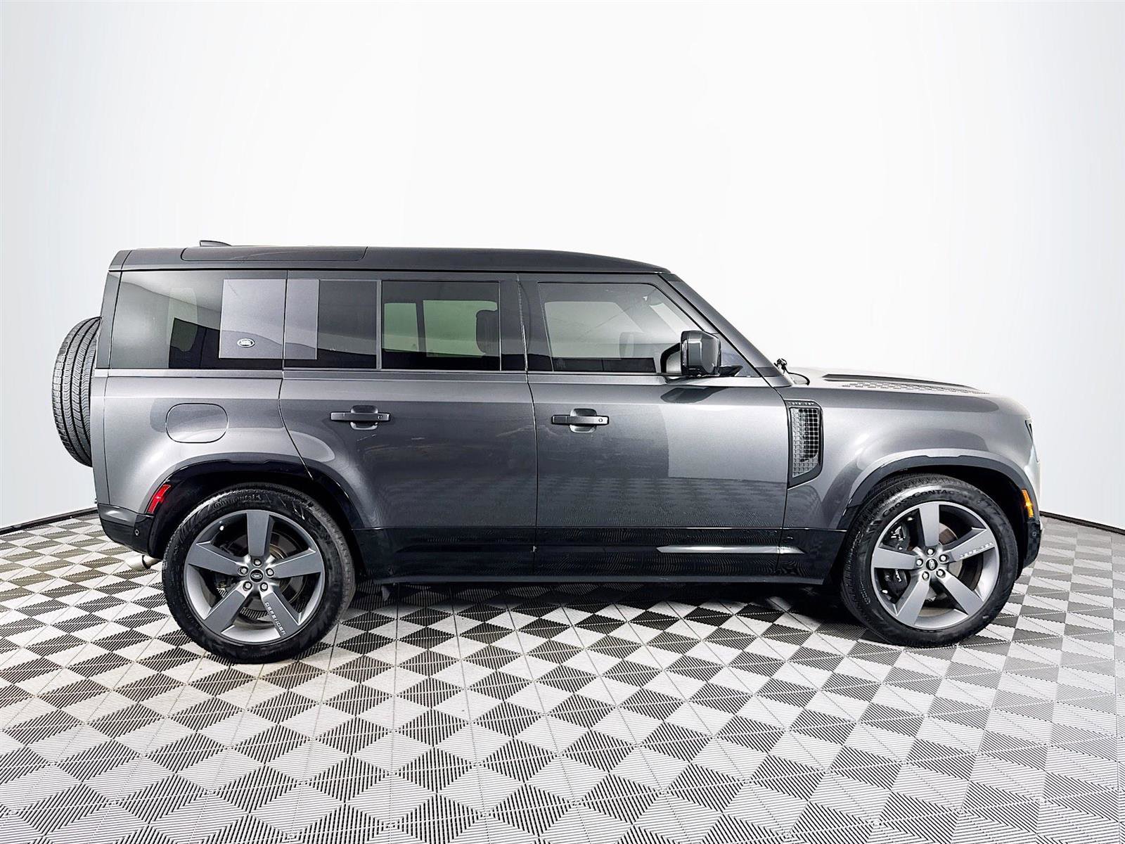 2024 Land Rover Defender 110 V8 photo 4