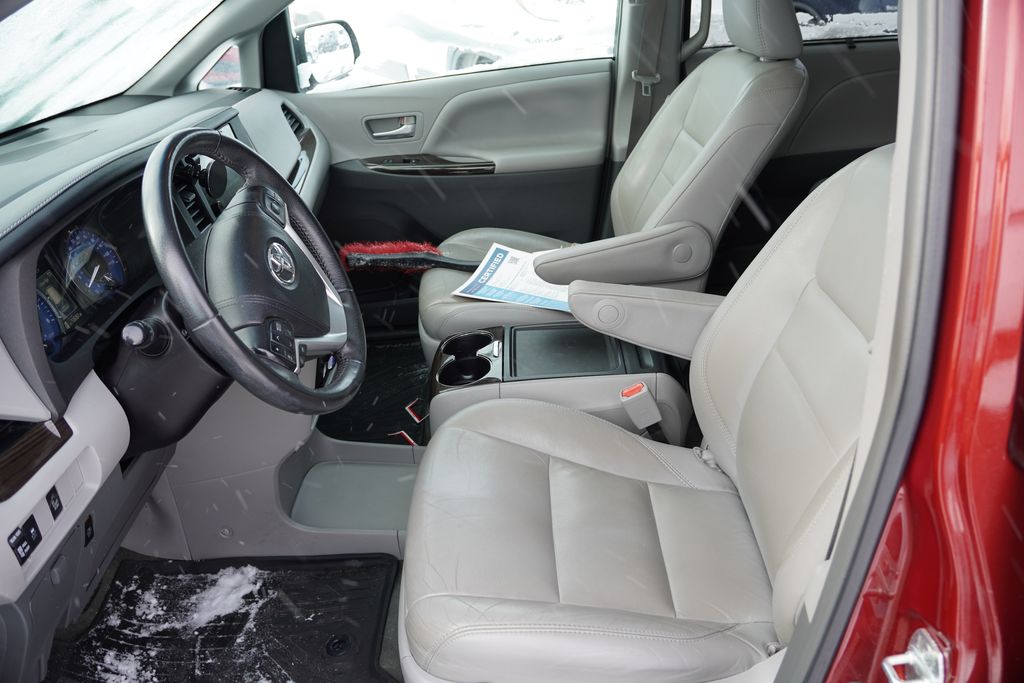 2017 Toyota Sienna L photo 4