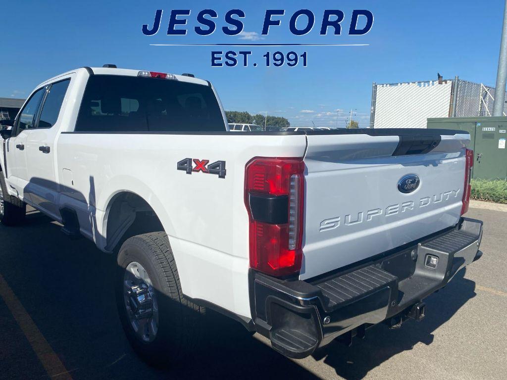 2023 Ford F-350 XLT photo 2