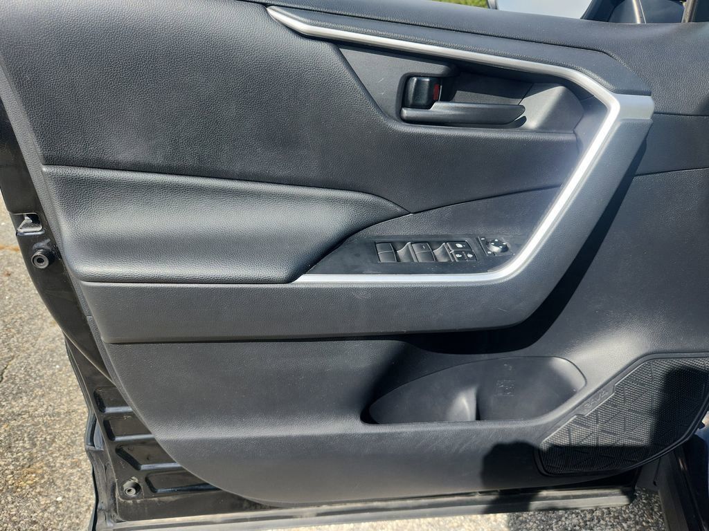 2019 Toyota RAV4 Hybrid LE photo 10