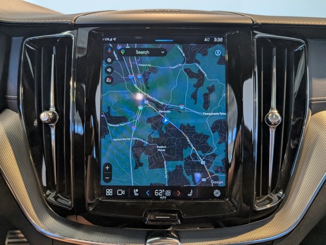 2022 Volvo XC60 R-Design photo 18