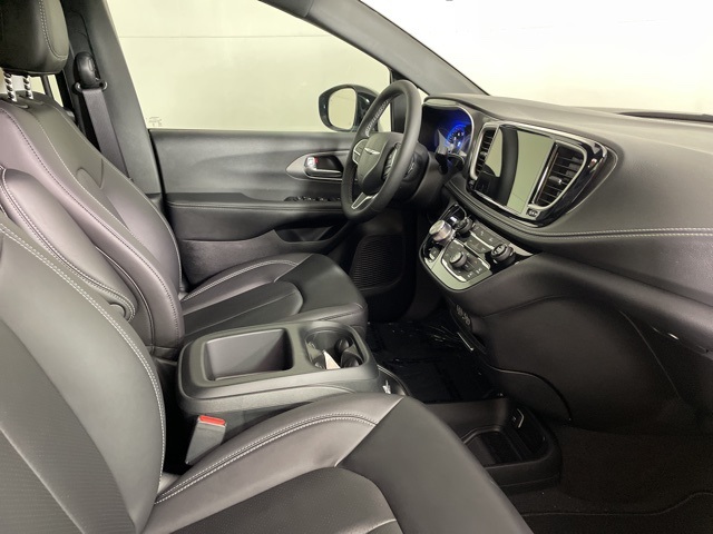 2025 Chrysler Pacifica photo 13