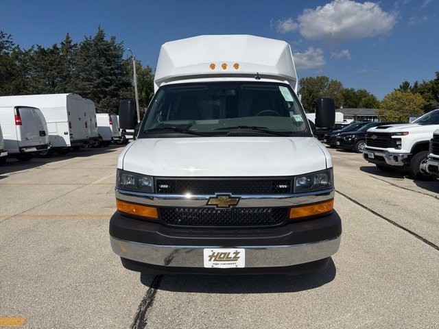 2025 Chevrolet Express Cutaway 3500 photo 2