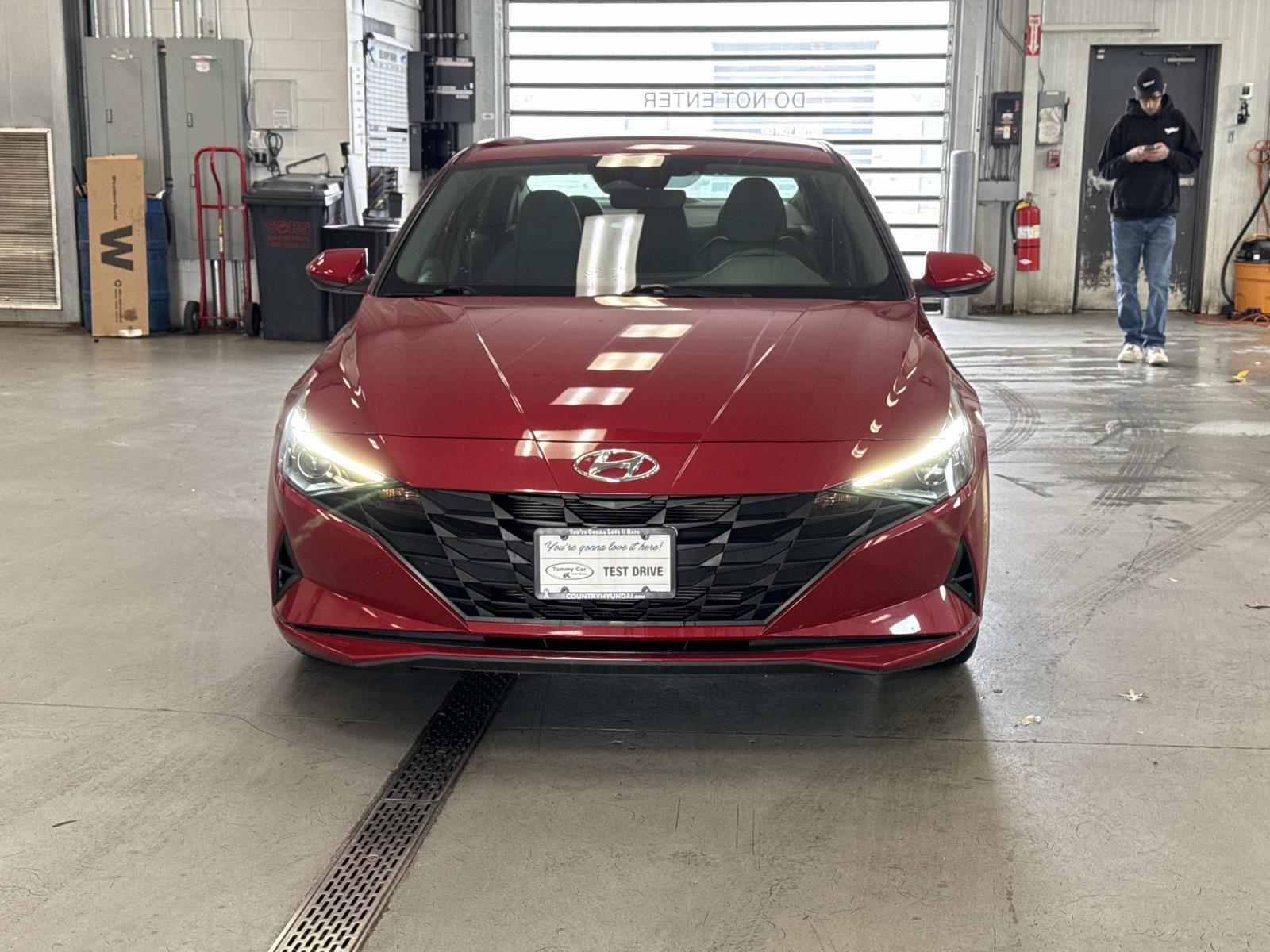 2022 Hyundai Elantra SEL photo 2