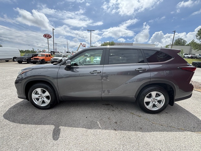 2024 Toyota Highlander LE photo 2