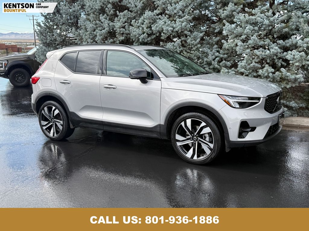 2025 Volvo XC40 Plus photo 11