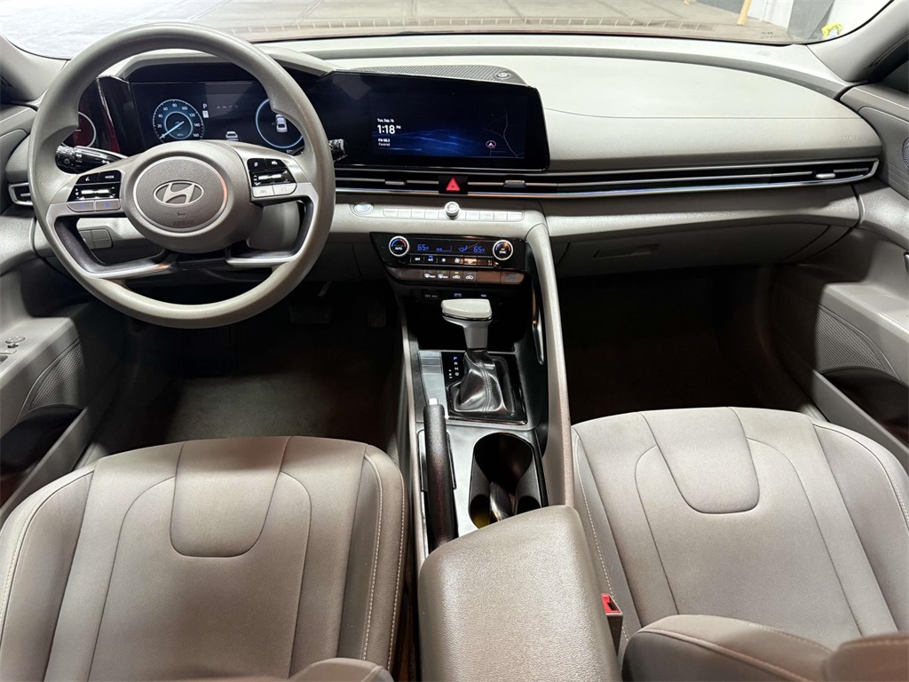 2024 Hyundai Elantra SEL photo 2