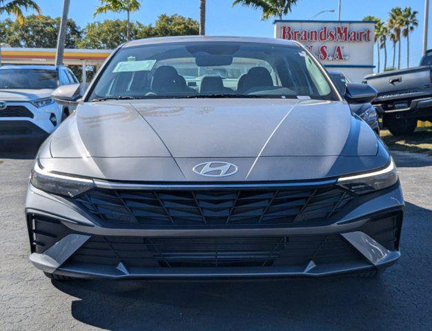 2025 Hyundai Elantra SE photo 2