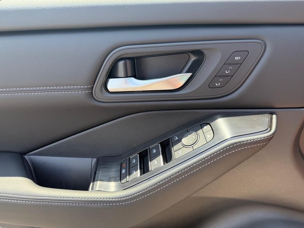 2025 Nissan Rogue SL photo 11