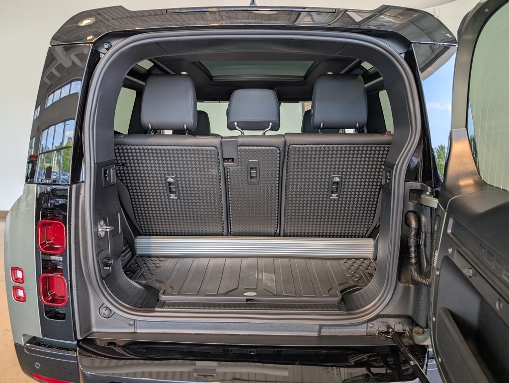 2025 Land Rover Defender 90 X-Dynamic SE photo 5