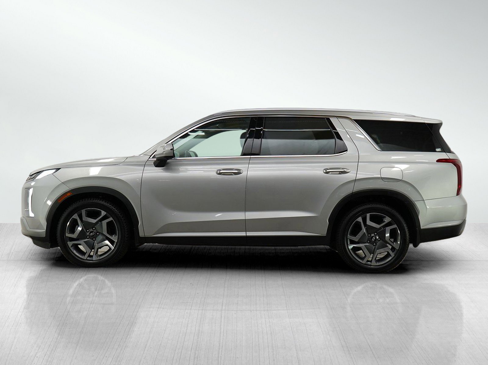 Used 2023 Hyundai Palisade SEL with VIN KM8R4DGE3PU518834 for sale in Minneapolis, Minnesota