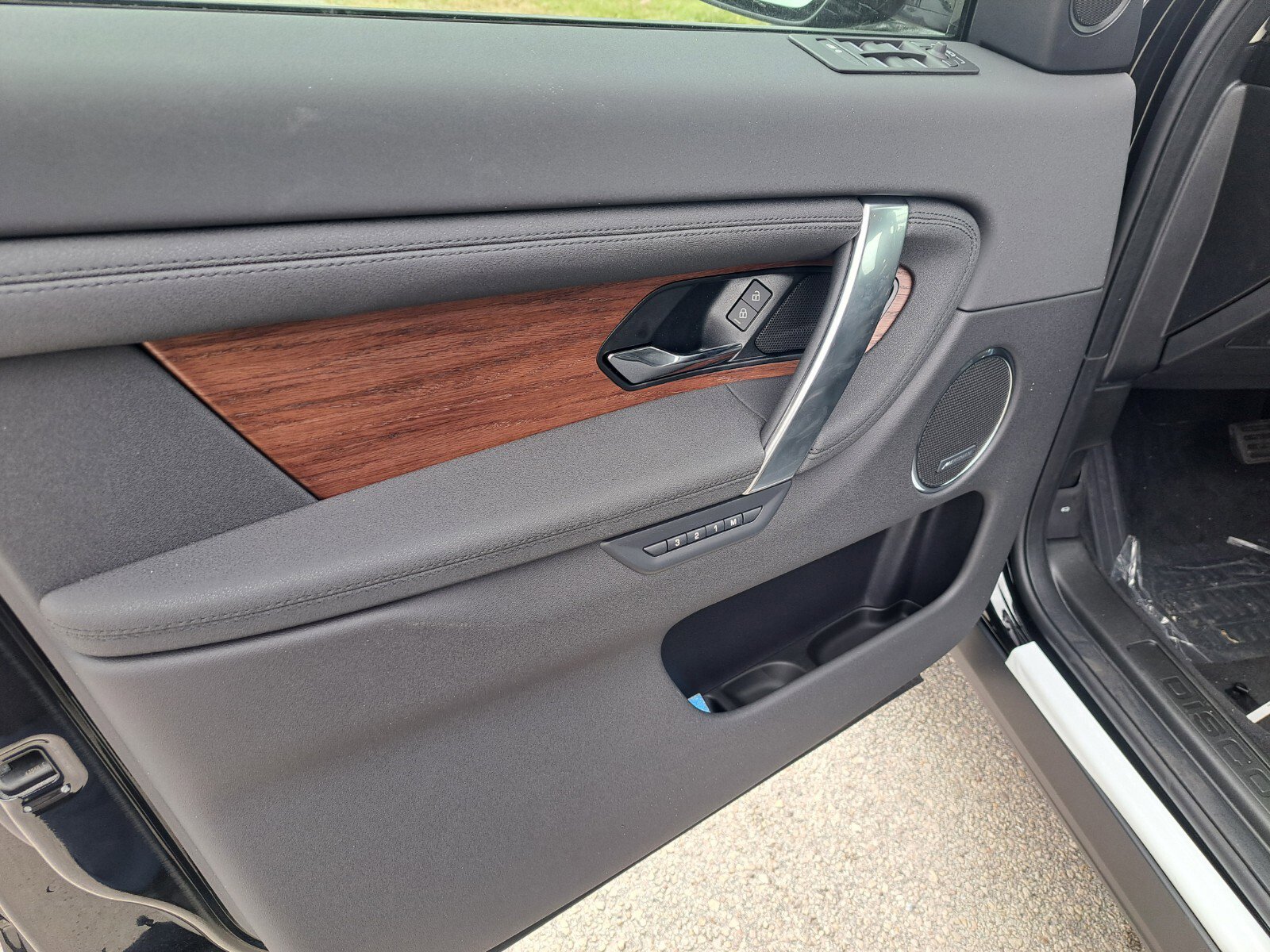 2025 Land Rover Discovery Sport S photo 9