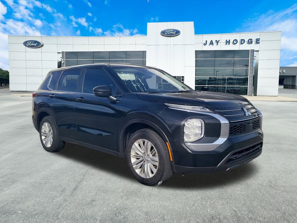 2024 Mitsubishi Outlander ES's photo