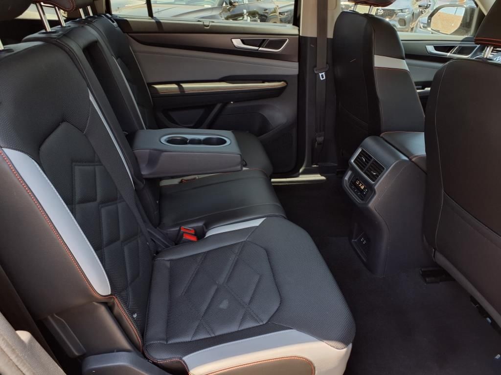 2024 Volkswagen Atlas Peak Edition SE Technology photo 21