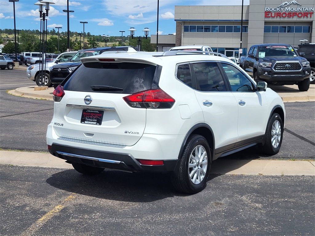 2017 Nissan Rogue SV photo 4