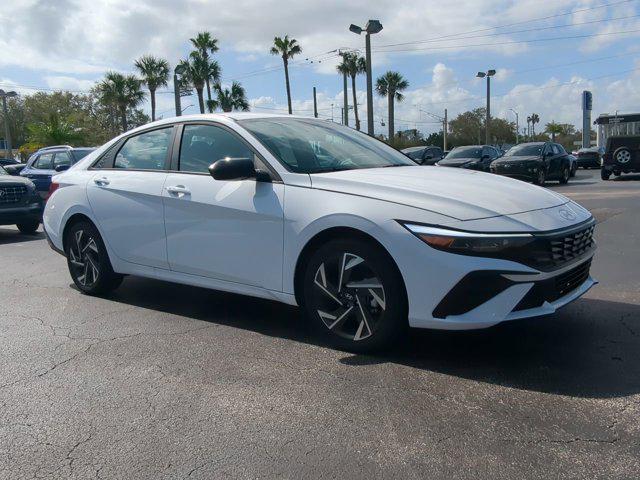 2025 Hyundai Elantra SEL Sport photo 2
