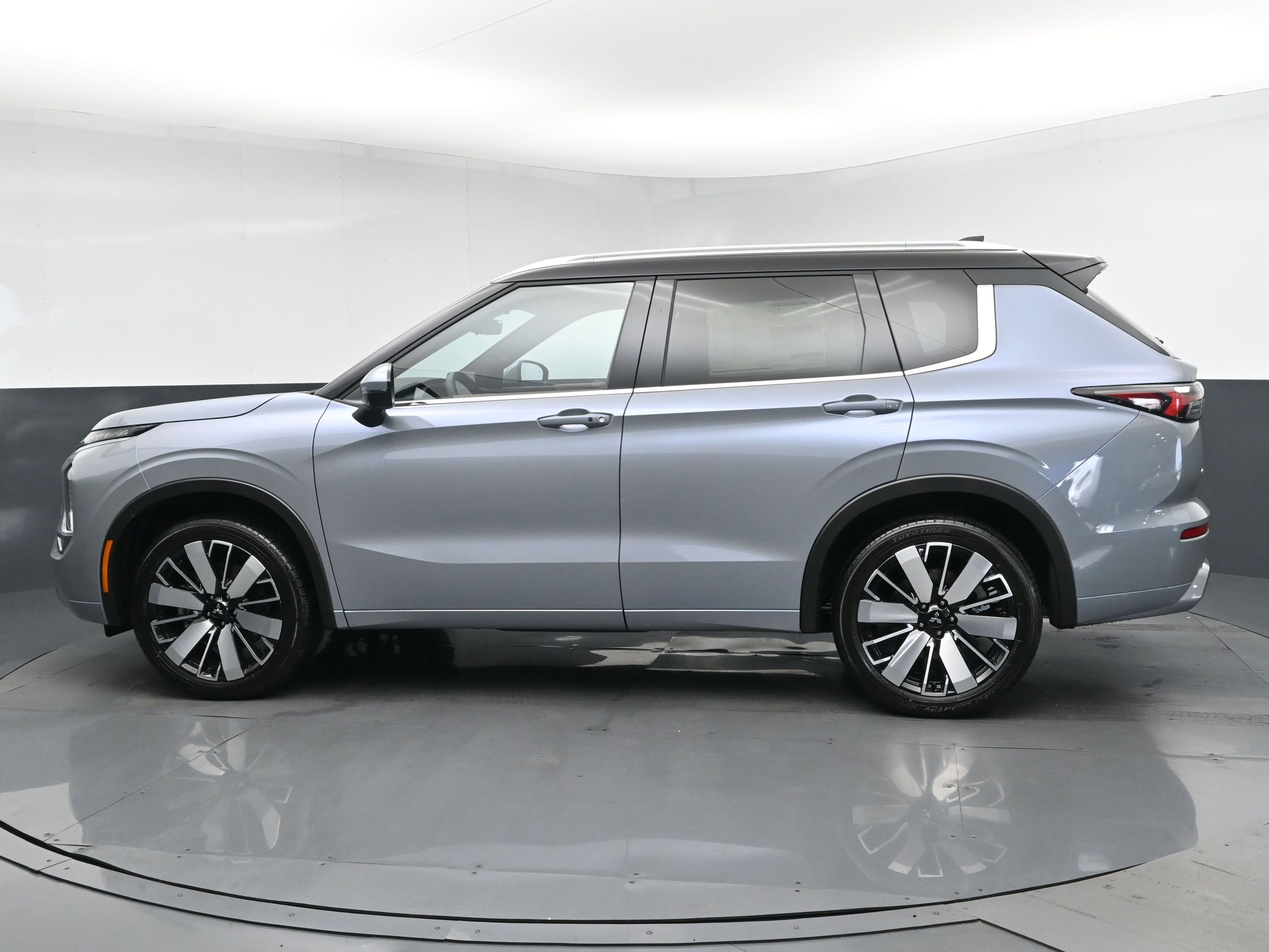 2025 Mitsubishi Outlander SEL photo 4
