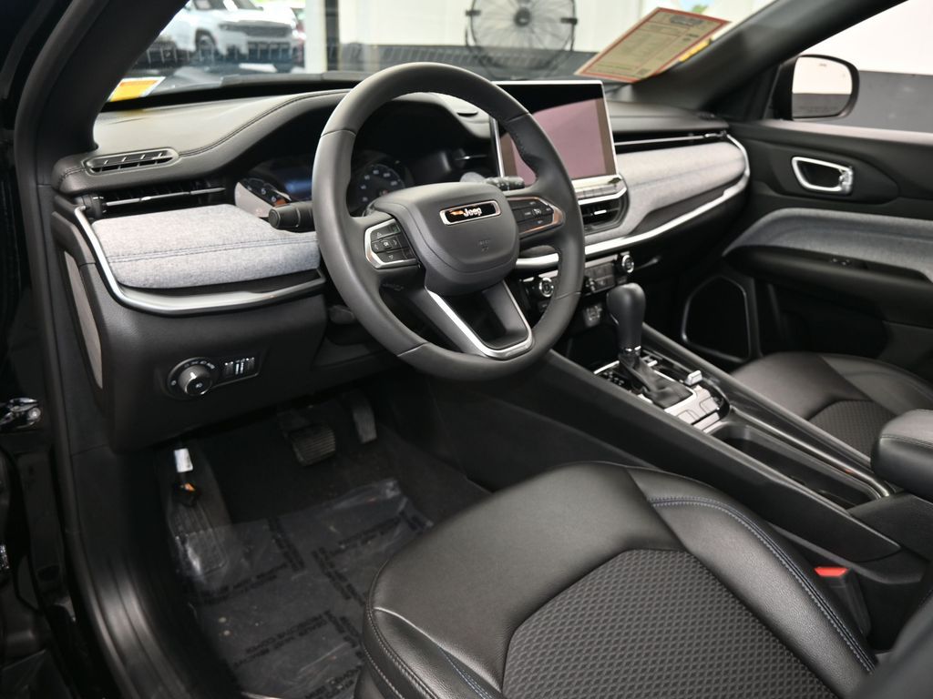 2024 Jeep Compass Latitude photo 3