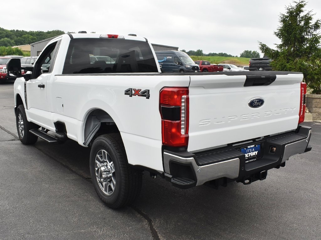 2025 Ford F-350 XLT photo 3