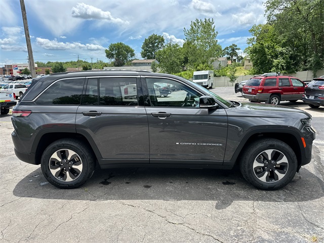 2023 Jeep Cherokee Base photo 4