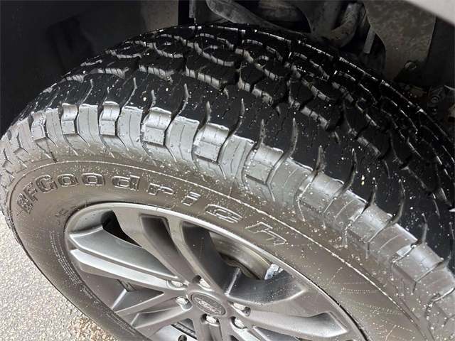 Used 2022 Gray Metallic Ford Lariat image 8