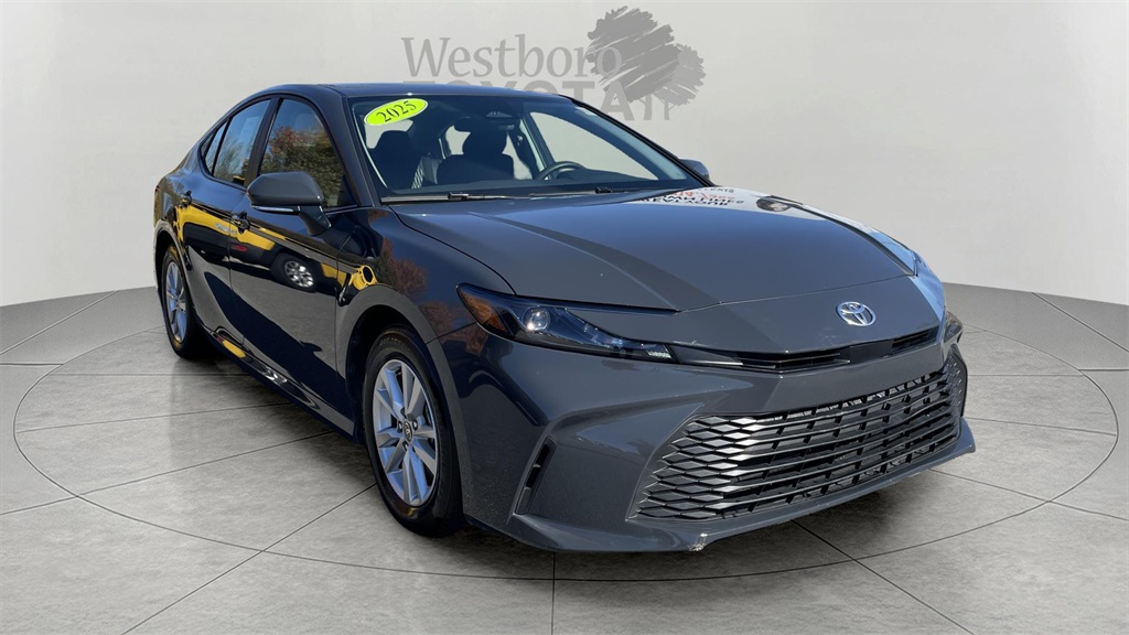 2025 Toyota Camry LE's photo