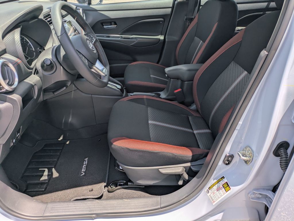 2025 Nissan Versa 1.6 SR photo 11