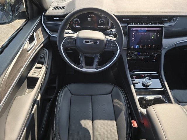 2025 Jeep Grand Cherokee Limited photo 3