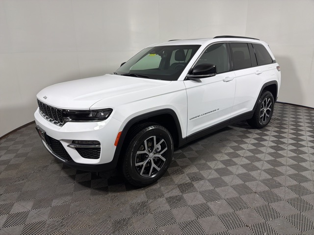 2025 Jeep Grand Cherokee Limited photo 3