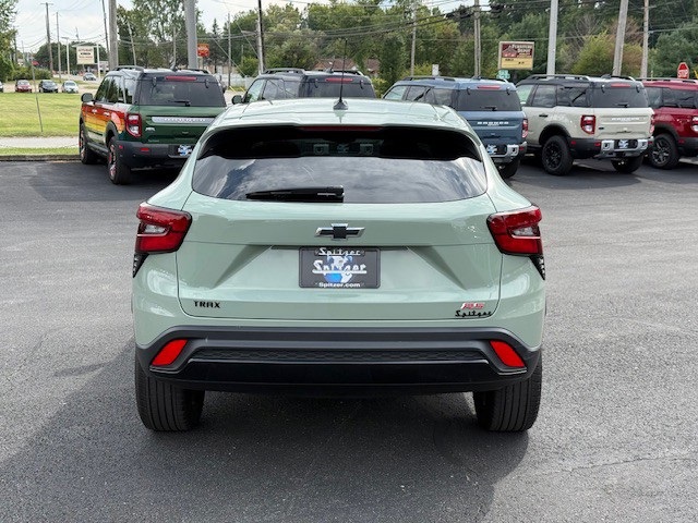 2024 Chevrolet Trax photo 2