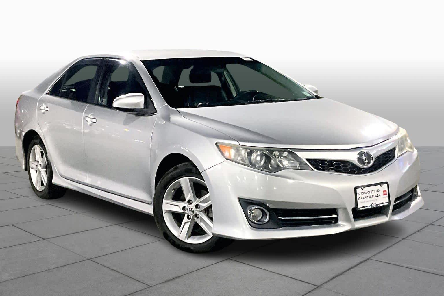2014 Toyota Camry SE photo 2