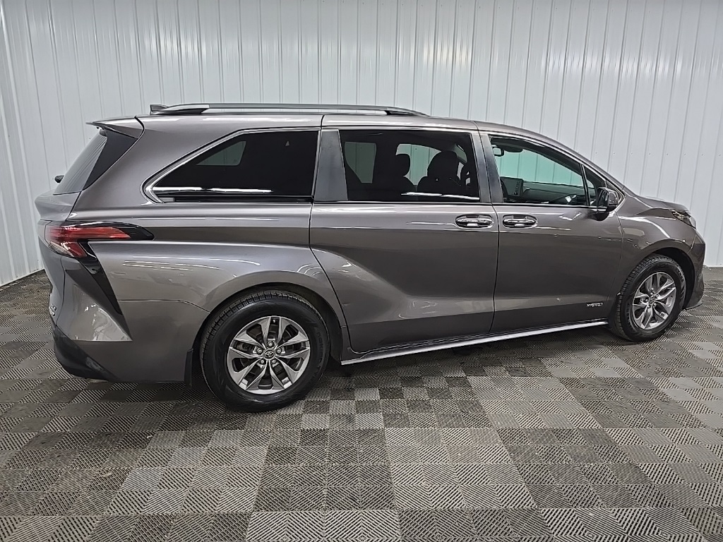 2021 Toyota Sienna XLE photo 3
