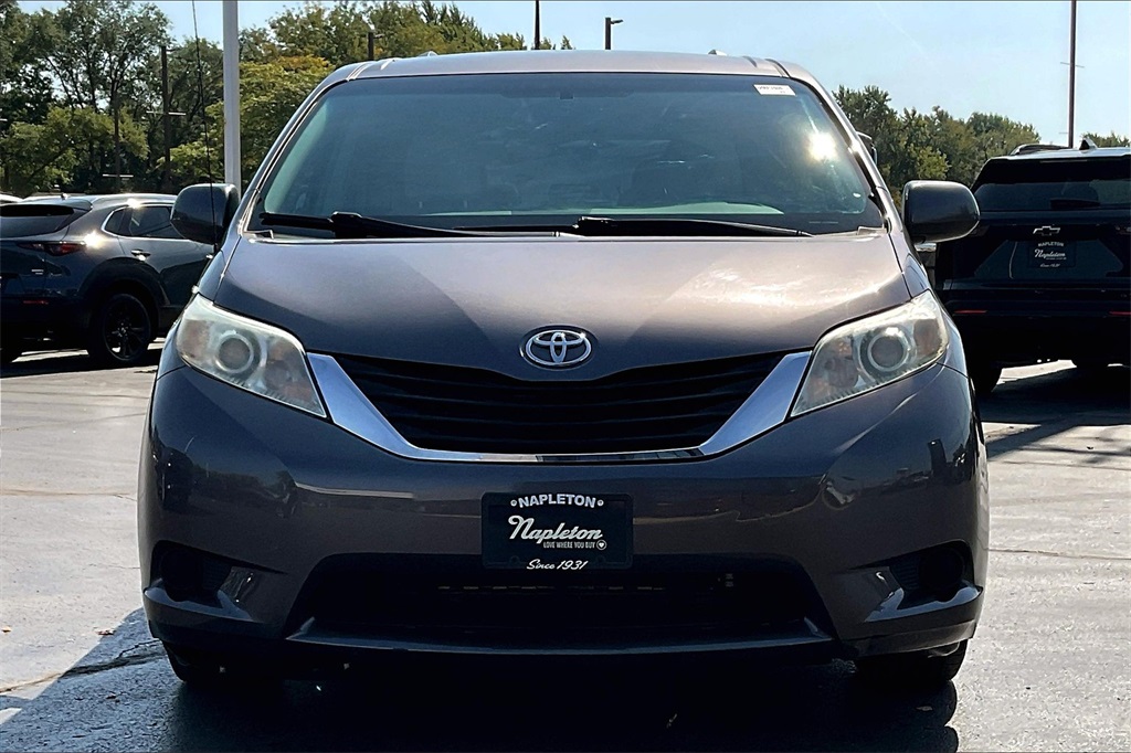 2011 Toyota Sienna LE photo 2