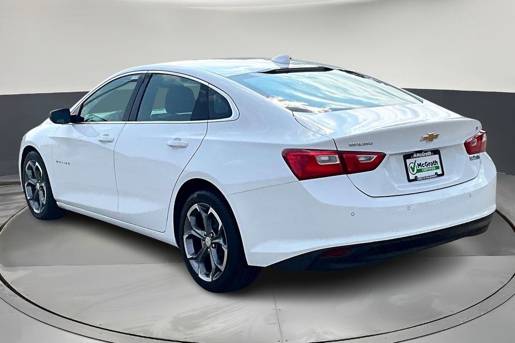 2024 Chevrolet Malibu 1LT photo 2