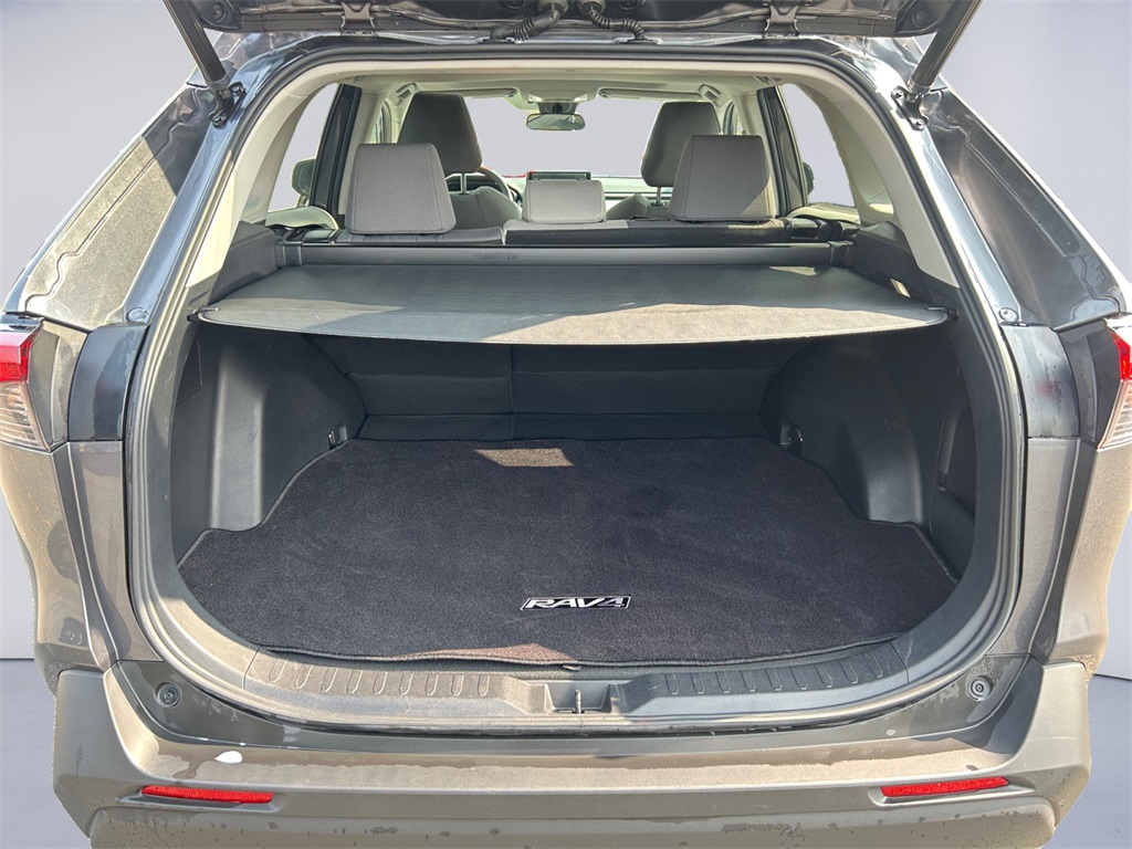 2022 Toyota RAV4 Hybrid XLE photo 18