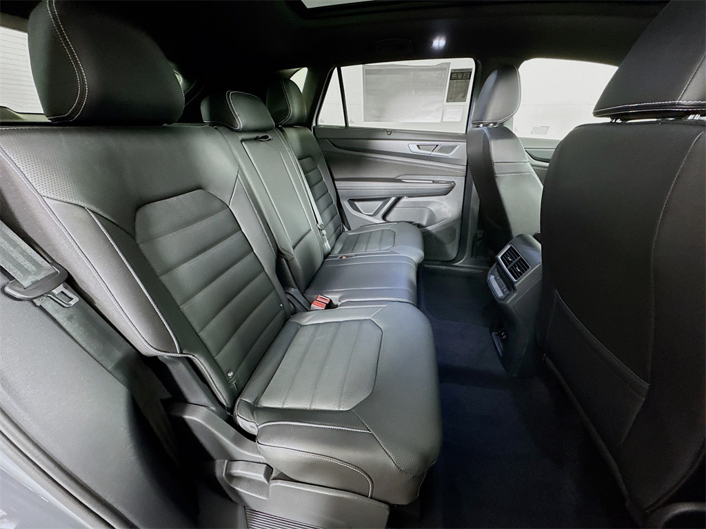 2025 Volkswagen Atlas Cross Sport SEL R-Line photo 15