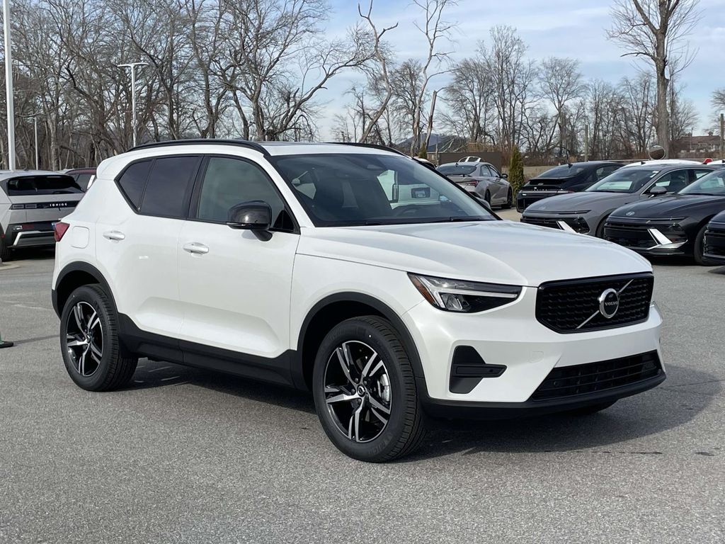 2026 Volvo XC40 Core