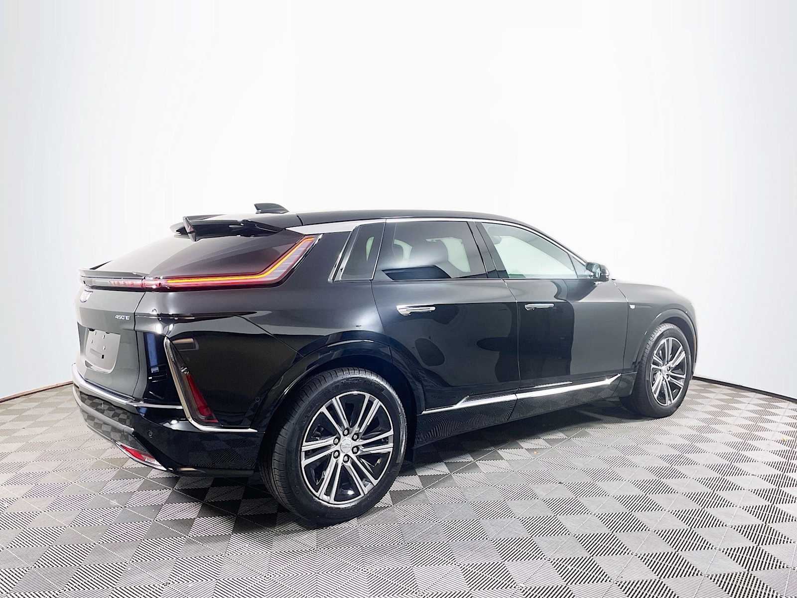 2025 Cadillac Lyriq Luxury photo 2