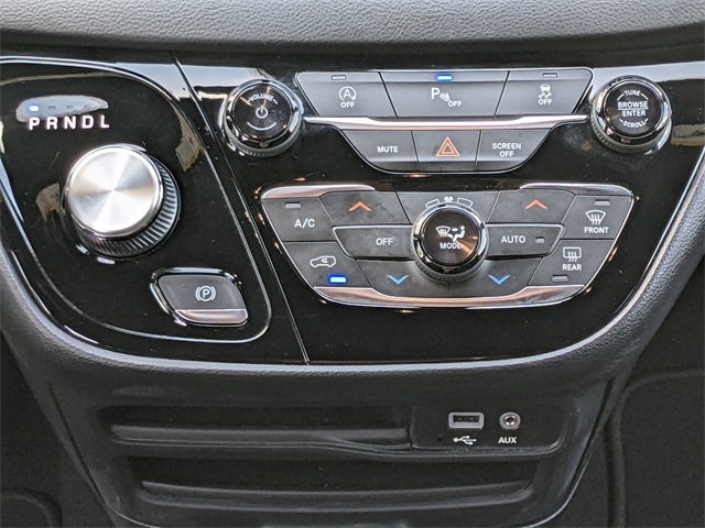 2020 Chrysler Pacifica Touring photo 17