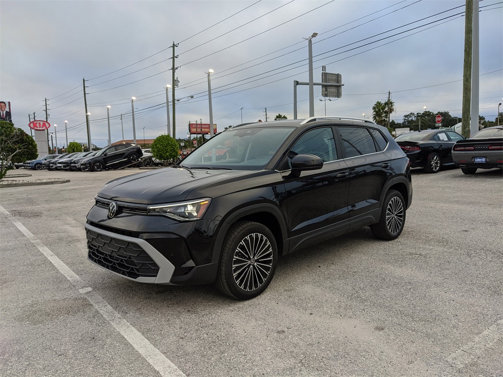 2025 Volkswagen Taos SE photo 2