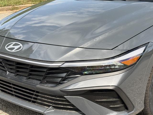 2025 Hyundai Elantra SEL Sport photo 8