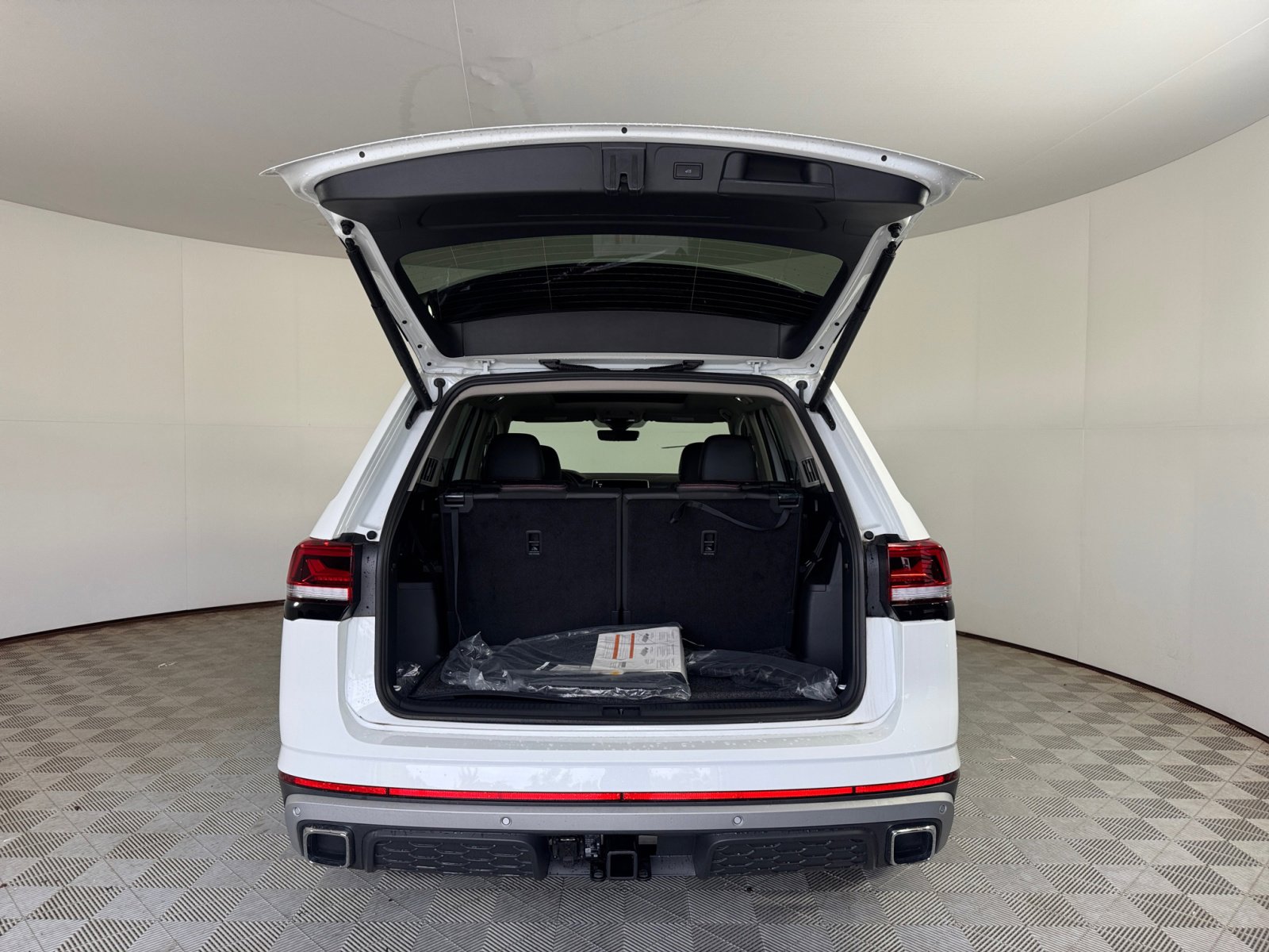 2025 Volkswagen Atlas Peak Edition SE photo 2