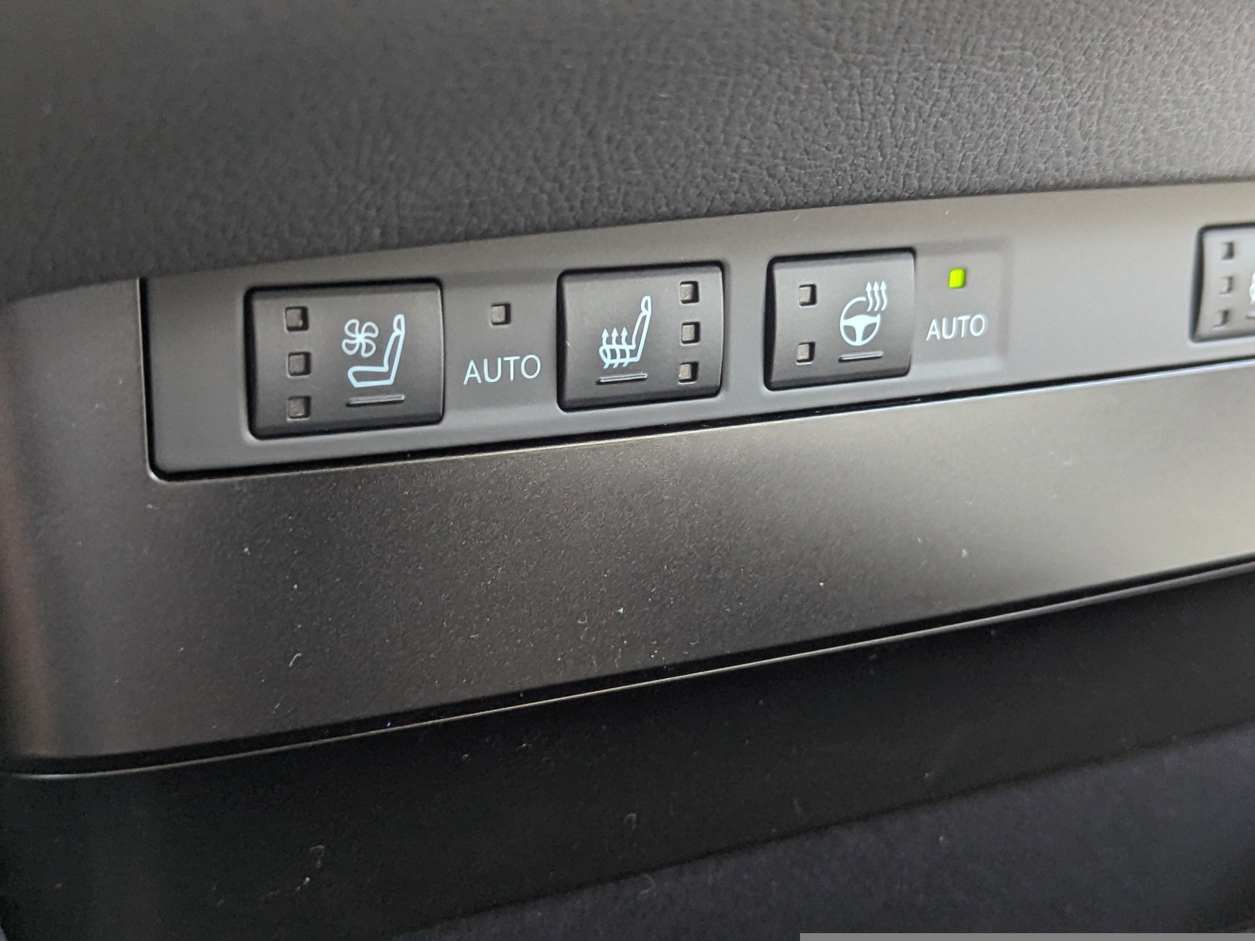 2025 Lexus ES 300h photo 25