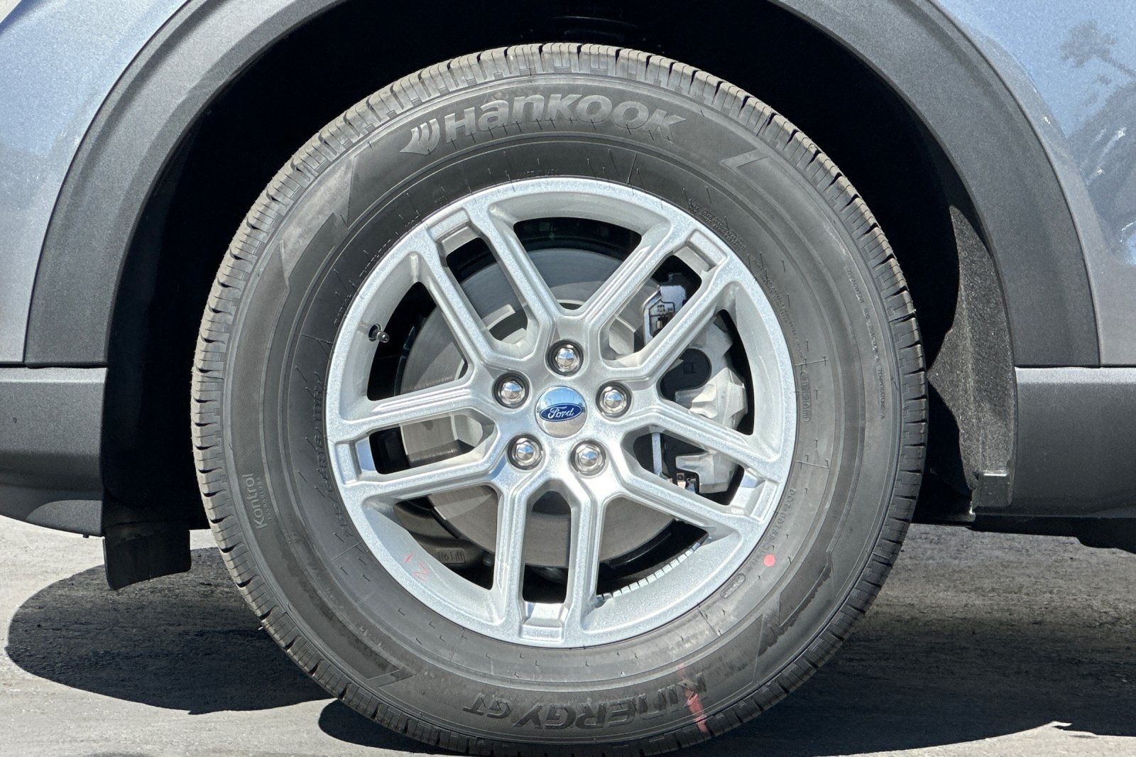 2025 Ford Explorer photo 24