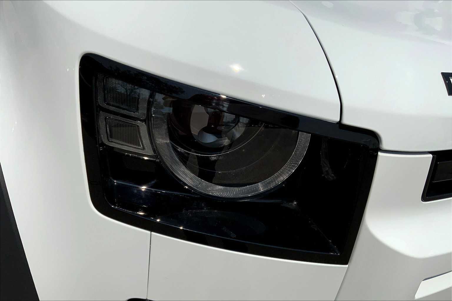 2025 Land Rover Defender 110 S photo 13